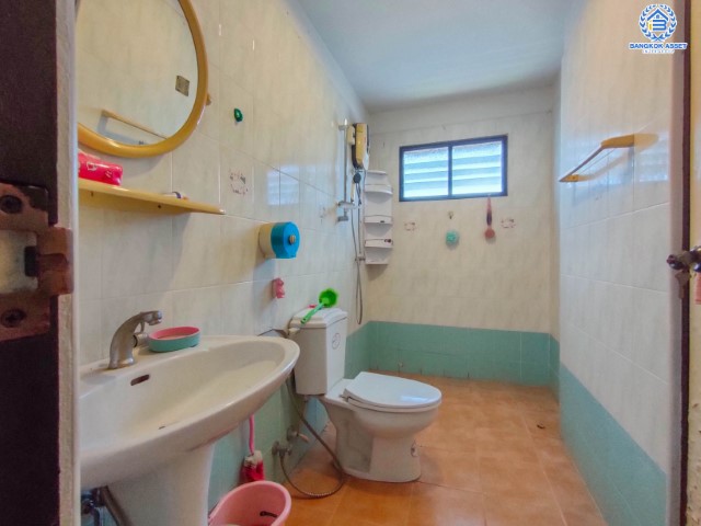 *****บ้านเดี่ยวมือสองย่านกรุงเทพฯ ม.สิรีธรวิลล์ ประชาอุทิศ หลังมุม! เนื้อที่กว้าง 68 ตร.ว. ฟังก์ชัน 4 ห้องนอน 3 ห้องน้ำ ที่จอดรถ 1 คัน แถมฟรี! เครื่องปรับอากาศ 5 เครื่อง บ้านหลังใหญ่ สภาพเหมือนใหม่ พร้อมเข้าอยู่! บนทำเลแห่งการเดินทาง เชื่อมต่อถนนสุขสวัสสดิ์, ถนนประชาอุทิศ, ถนนพุทธบูชา ใกล้จุดขึ้นทางด่วน "กาญจนาภิเษก(ด่านบางครุ2)"